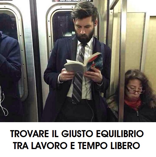 persona che legge in metropolitana 